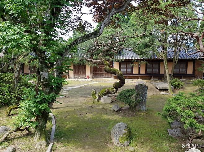 외암마을 건재고택 내부. 정원수가 아름다운 곳으로 소문난 곳이다. 아산시 제공.
