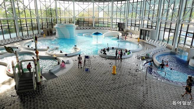 파라다이스 스파도고의 실내 바데풀. 독일의 바데하우스를 모델로 만들어진 수(水)치료 풀이다.
