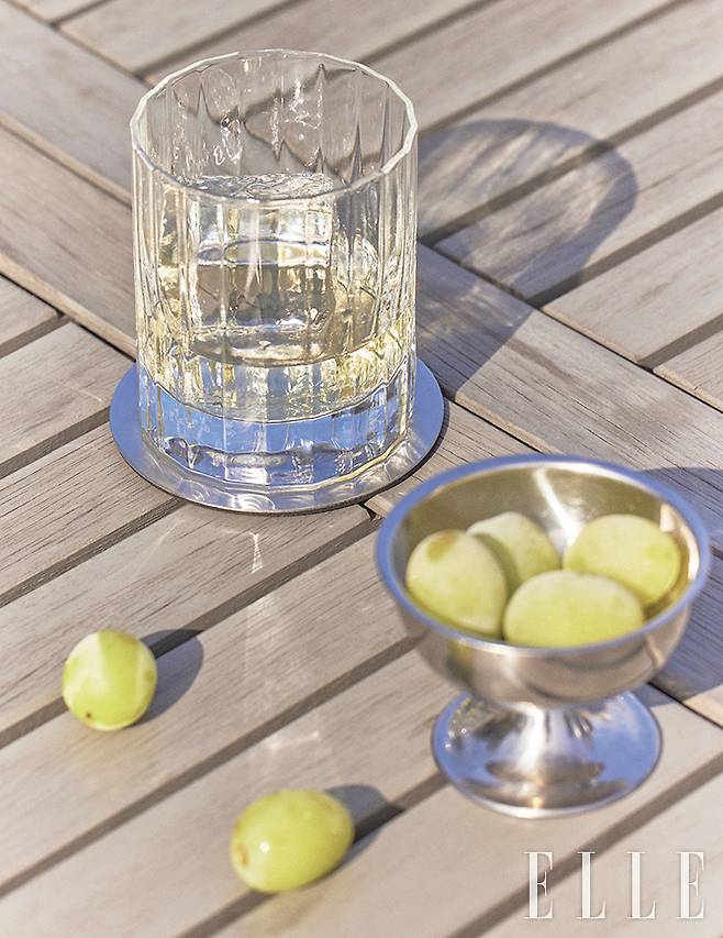 봄베이 사파이어 온더록스 위스키. 치즈 플래터에 곁들여 제공하는 얼린 청포도알.