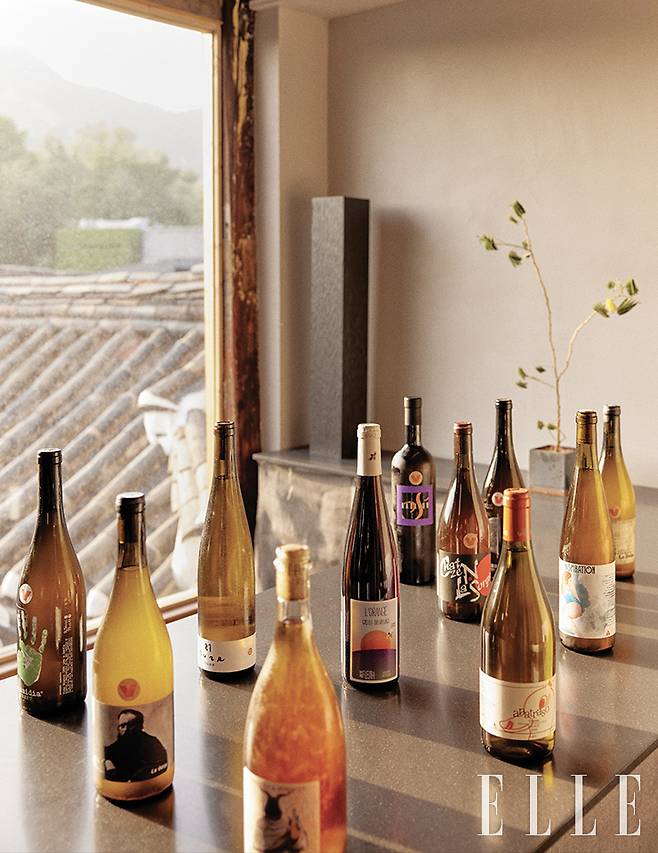 40여 종의 오렌지 내추럴 와인만 취급한다. 와인 뒤편에는 이채영 작가의 작품 ‘일곱 개의 사각형’이 놓였다.