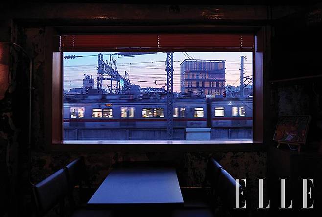 서울역 근처에 자리 잡은 덕에 창밖으로 KTX, 무궁화호, 경의중앙선까지 각종 열차가 지나간다.