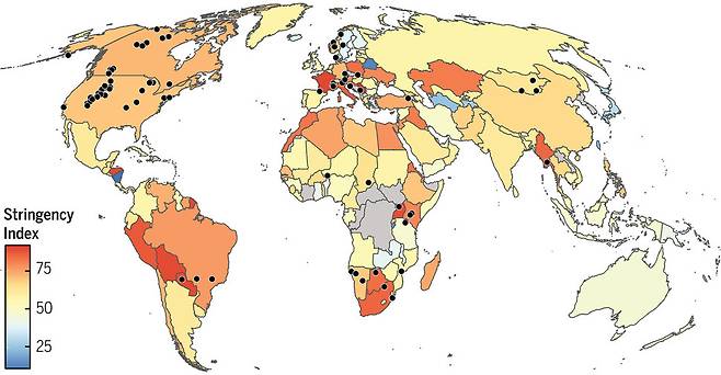 연구진이 관찰한 43종 육상 포유류(검은 점)의 위치. 지도는 관찰 지역의 봉쇄 강도가 높을수록 붉은색으로 표시됐다. 말리 터커 제공/라드바우드 대학