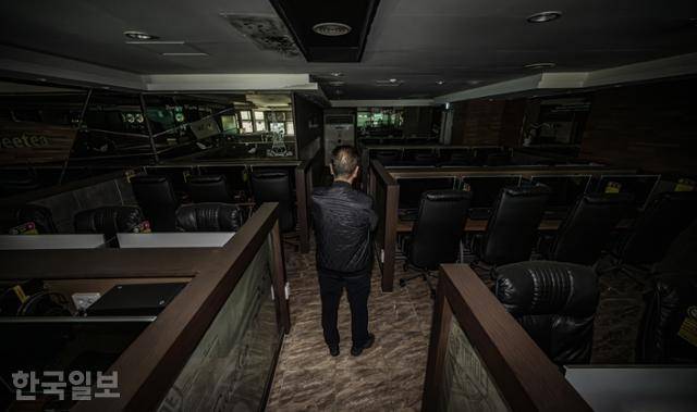 지난달 26일 오전 강원 화천군 사내면 사창리에 위치한 한 PC방의 내부 모습. 대부분이 빈 좌석인 가운데, 사장 이모씨가 서 있다. 화천=하상윤 기자