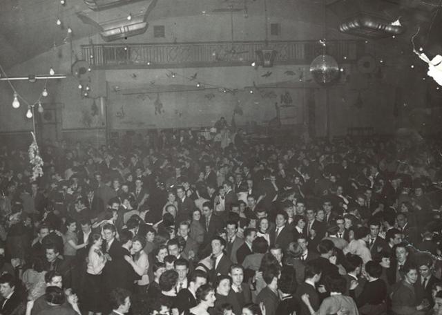 1960, 70년대 스코틀랜드 글래스고의 댄스 클럽 '배로랜드 볼룸'에서 청춘 남녀들이 모여 춤추고 있다. 글래스고타임스 홈페이지 캡처