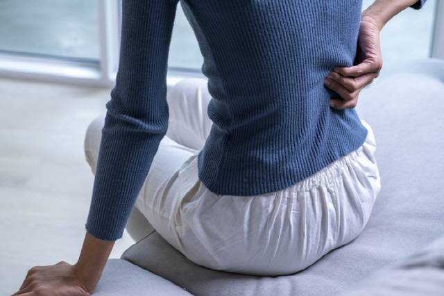 푹신한 소파에 오래 앉아 있으면 허리와 목의 정상적인 곡선이 무너진다./사진=게티이미지뱅크
