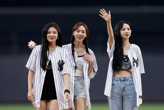 걸그룹 에스파가 8일(현지시간) 미국 뉴욕 양키스타디움에서 열린 뉴욕 양키스와 시카고 화이트삭스의 더블헤더 2차전 시구에 앞서 팬들에게 인사하고있다. AFP=연합뉴스
