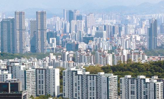 서울 중구 남산 전망대에서 보는 아파트 단지 모습. 부동산 경기가 꿈틀대며 가계대출도 오름세를 보이고 있다. 뉴스1