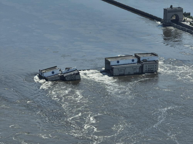 지난 7일(현지시간) AP통신이 드론으로 촬영한 카호우카 댐 붕괴 현장. AP통신은 형체를 알아보기 힘들만큼 파괴됐지만 미사일 공격의 흔적은 눈에 띄지 않는다고 밝혔다.  AP연합뉴스