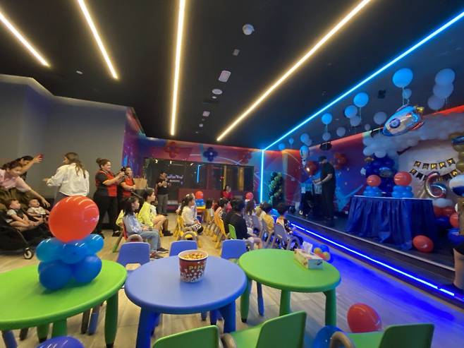 아이를 위한 호화 생일파티 시장이 커지면서 키즈카페, 동물원, 영화관, 워터파크, 테마파크 심지어 호텔이나 요트에서도 파티가 열린다.