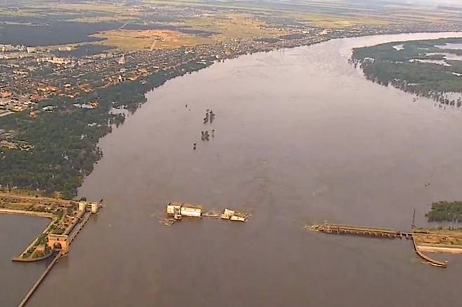 붕괴된 카호우카댐을 지난 8일 공중에서 촬영한 장면. 타스 연합뉴스