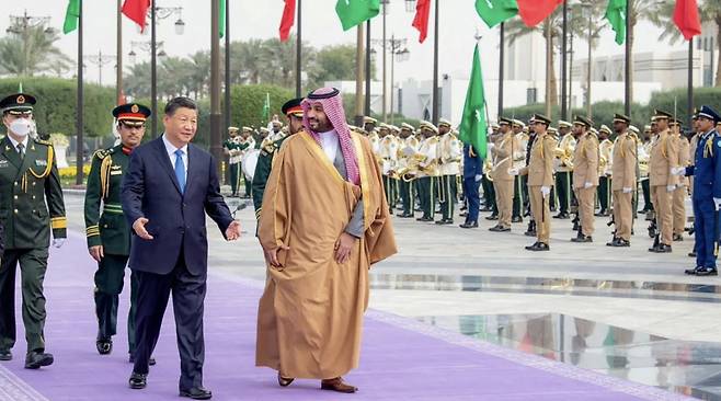 지난해 12월 사우디아라비아 리야드를 방문한 시진핑 중국 국가주석(왼쪽)을 무함마드 빈살만 사우디 왕세자가 환대하고 있다. [로이터]