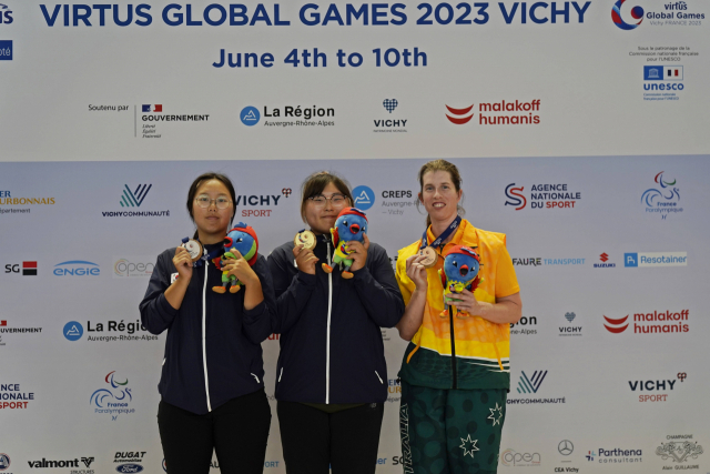 8일 버투스 글로벌 게임 여자 실내 조정 500m에서 금메달을 획득한 이수연(가운데)와 은메달의 최성림(왼쪽)이 기념 사진 촬영을 하고 있다. 사진 제공=스페셜올림픽코리아