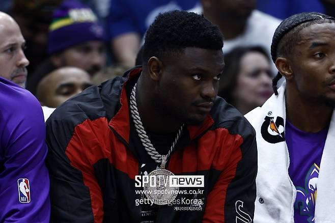 ▲ 자이언 윌리엄슨은 코트 위가 아닌 관중석에 앉아 있는 모습이 많았다.