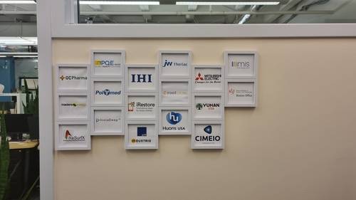 미국 CIC 입주 국내 기업 (보스턴=연합뉴스) 조현영 기자 = 미국 보스턴 케임브리지 이노베이션 센터(CIC)에 입주한 국내 기업의 회사 로고가 벽에 붙어있다. 2023.6.6 hyun0@yna.co.kr