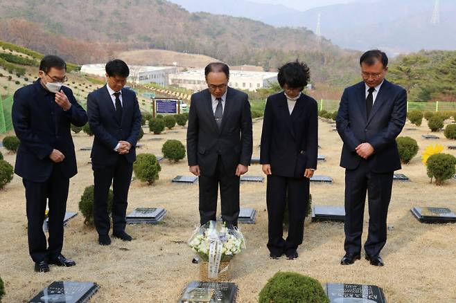 이원석 검찰총장이 지난 3월 故김홍영 검사 묘소를 참배하고있다. (사진=대검찰청)