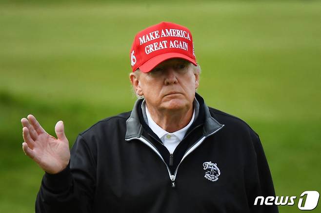 도널드 트럼프 전 미국 대통령이 2일(현지시간) 영국 스코틀랜드의 턴베리 골프장에서 골프를 치며 손을 흔들고 있다. ⓒ AFP=뉴스1 ⓒ News1 우동명 기자