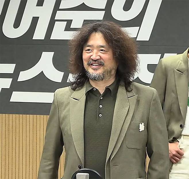 김어준씨가 지난달 24일 유튜브 생방송에서 판매한 재킷을 입고 있다. / 유튜브