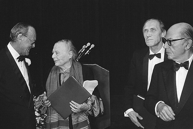 1983년 유럽의 문화, 사회, 사회과학에 대한 공헌을 평가해 매년 수여하는 상인 에라스무스상 시상식에 참석한 '고슴도치와 여우'의 저자 이사야 벌린(맨 오른쪽). 위키피디아 커먼스
