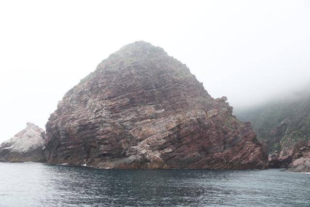 홍도유람선에서 본 시루떡바위. ⓒ박준규