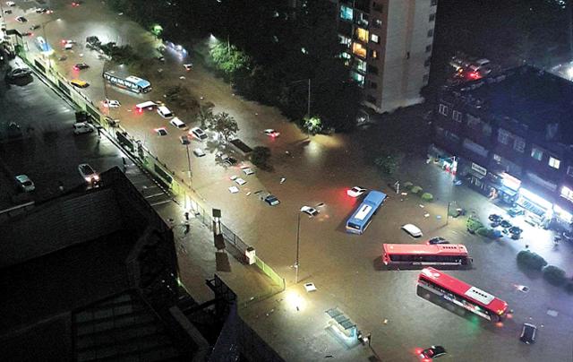 중부 지방을 중심으로 집중호우가 쏟아진 지난해 8월 8일 밤 서울 강남역 일대 도로가 완전히 물에 잠기면서 버스 등 차량들이 오도 가도 못한 채 도로에 갇혀 있다. SNS 캡처