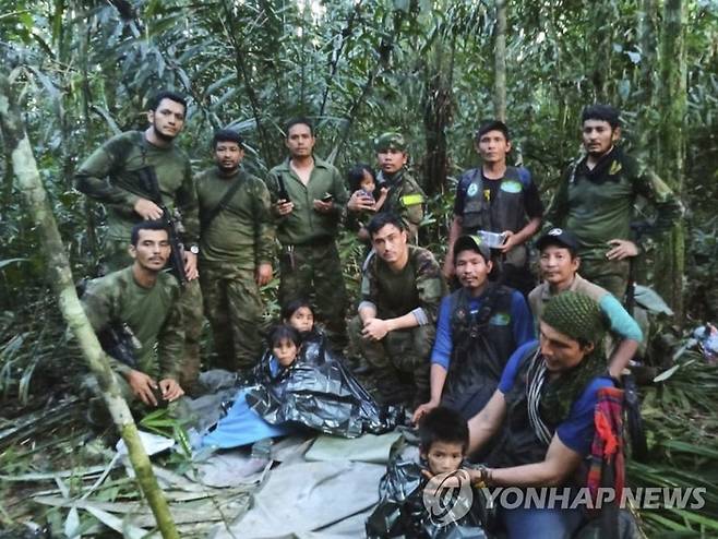 9일(현지시간) 아마존 정글에서 무사히 발견된 아이들과 구조대원들. [AP 연합뉴스 자료사진]