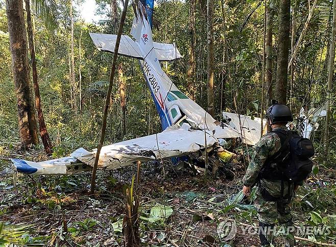 콜롬비아 아마존 정글에 추락한 비행기 잔해 [콜롬비아 군 제공. AFP 연합뉴스 자료사진, 재판매 및 DB 금지]