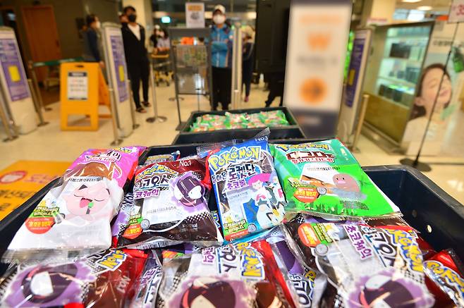 경북 포항시 남구에 있는 대형유통매장에서 시민들이 이른 시간부터 포켓몽 빵을 구입하기 위해 줄을 서서 기다리고 있다./뉴스1