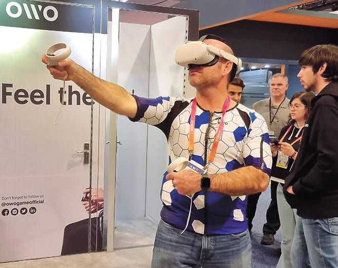 지난 ‘CES 2023’에서 관람객이 메타 VR 기기 ‘메타 퀘스트’를 이용하는 모습. 김지헌 기자