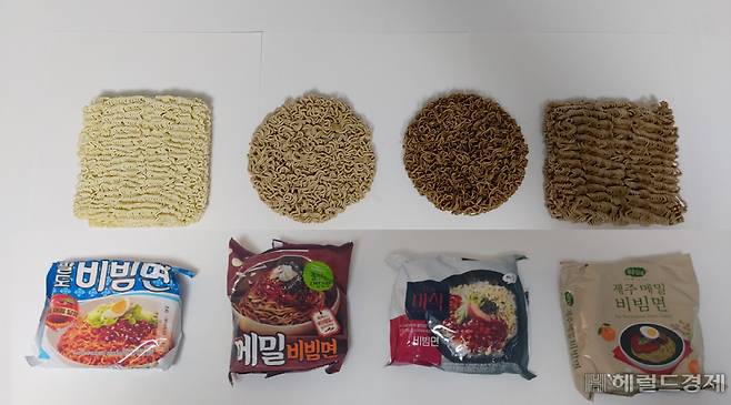 ’메밀비빔면’ 제품의 면 색깔 비교. 왼쪽 두 번째부터 풀무원·하림 더미식·오뚜기 제주담음의 메밀비빔면이다. 메밀비빔면 색상 이해를 돕고자 비빔면 시장점유율 1위인 ‘팔도비빔면(맨 왼쪽)’의 면과 비교해 봤다. 김희량 기자
