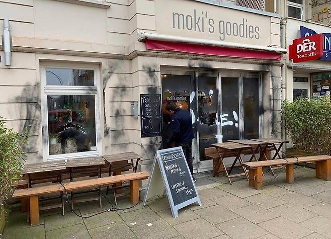 독일 함부르크의 카페 ‘모키스 구디즈’는 아동 출입 금지 조치 이후 페인트 스프레이 공격을 받았다. ⓒ rajamo 인스타그램 갈무리