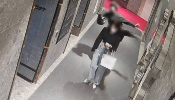 2022년 5월 22일 발생한 이른바 ‘부산 서면 돌려차기 사건’ 당시 상황이 담긴 폐쇄회로(CC)TV 영상 화면. 피해자 측 남언호 변호사 제공. 뉴스1