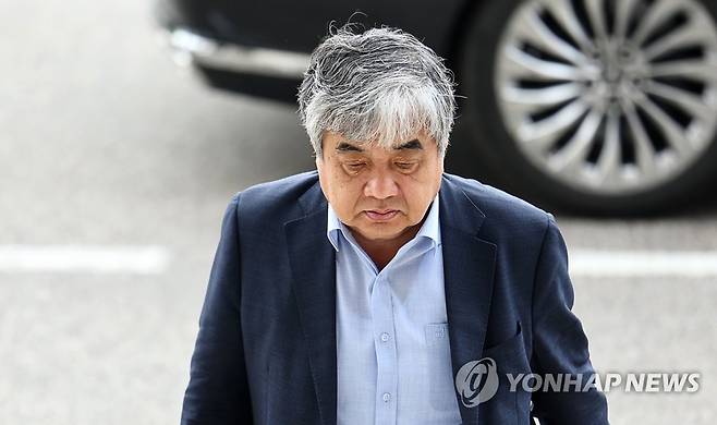 굳은 표정의 한상혁 방송통신위원장 (과천=연합뉴스) 윤동진 기자 = 종합편성채널 재승인 심사점수 조작 혐의로 기소된 한상혁 방송통신위원장이 30일 오전 과천 방송통신위원회로 출근하고 있다. 윤석열 대통령은 이날 한 위원장 면직안을 재가했다. 2023.5.30 mon@yna.co.kr