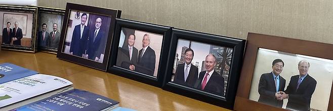 전광우 세계경제연구원 이사장 사무실에 진열돼 있는 글로벌 리더들과의 기념 사진. 왼쪽부터 토니 블레어 전 영국 총리, 래리 서머스 전 미국 재무부 장관, 벤 버냉키 전 미국 Fed 이사장, 제이미 다이먼 JP모건 회장, 스티븐 슈워츠먼 블랙스톤 CEO, 래리 핑크 블랙록 CEO/세계경제연구원