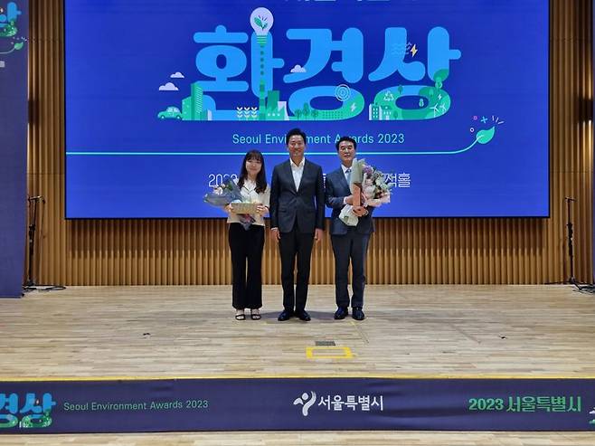 오세훈 서울시장(가운데)과 김황래 대양엔바이오 대표(맨 오른쪽)이 기념 촬영을 하고 있다. 사진=대양엔바이오