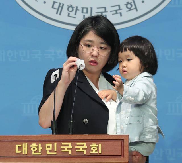 용혜인 기본소득당 의원이 지난 5월 4일 서울 여의도 국회 소통관에서 23개월 아들과 함께 어린이날 맞이 노키즈존 관련 입장 발표 기자회견을 하고 있다.뉴스1