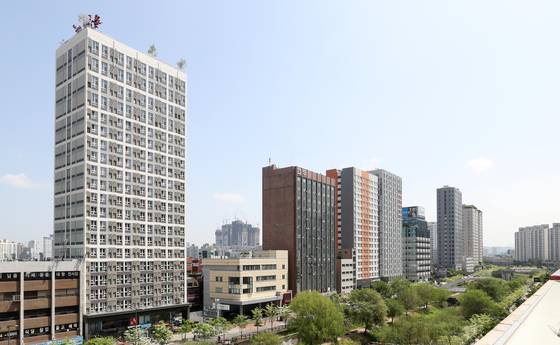 (서울=뉴스1) 이승배 기자 = 서울과 경기도 오피스텔 전세가율이 역대 최고치를 기록한 것으로 나타났다. 26일 KB국민은행의 월간 주택시장동향 시계열 통계에 따르면 4월 서울 전세가율은 83.1%, 경기도는 84.7%로 조사가 시작된 2010년 7월 이래 가장 높은 것으로 나타났다. 전세가율은 매매 가격 대비 전셋값의 비율이다. 사진은 26일 서울 시내의 한 오피스텔 밀집지역. 2022.4.26/뉴스1