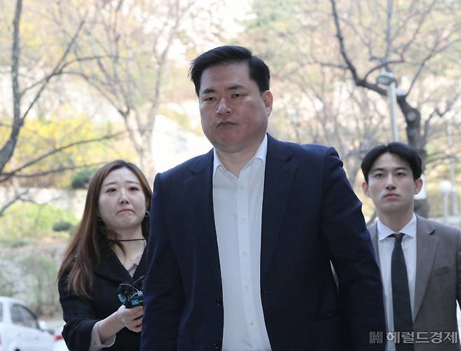 유동규 전 성남도시개발공사 기획본부장이 31일 오전 서울 서초구 서울중앙지방법원에서 대장동 개발 배임 혐의로 85차 공판에 출석하며 취재진 질문에 답하고 있다. 이상섭 기자