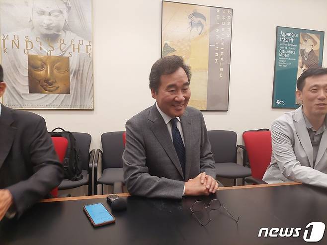 미국에 체류 중인 이낙연 전 국무총리가 22일(현지시간) 조지워싱턴대학 엘리엇스쿨 한국학연구소에서 열린 자신의 저서 '대한민국 생존전략-이낙연의 구상' 출판기념회를 마친 뒤 특파원들과 간담회를 갖고 있다. ⓒ News1 김현 특파원