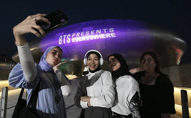 BTS 데뷔 10주년 보랏빛으로 물든 서울 12일 오후 서울 중구 동대문디자인플라자(DDP)가 방탄소년단(BTS) 데뷔 10주년을 맞이해 팬클럽 아미(ARMY)의 상징색인 보랏빛 조명을 밝히고 있다. / 뉴스1