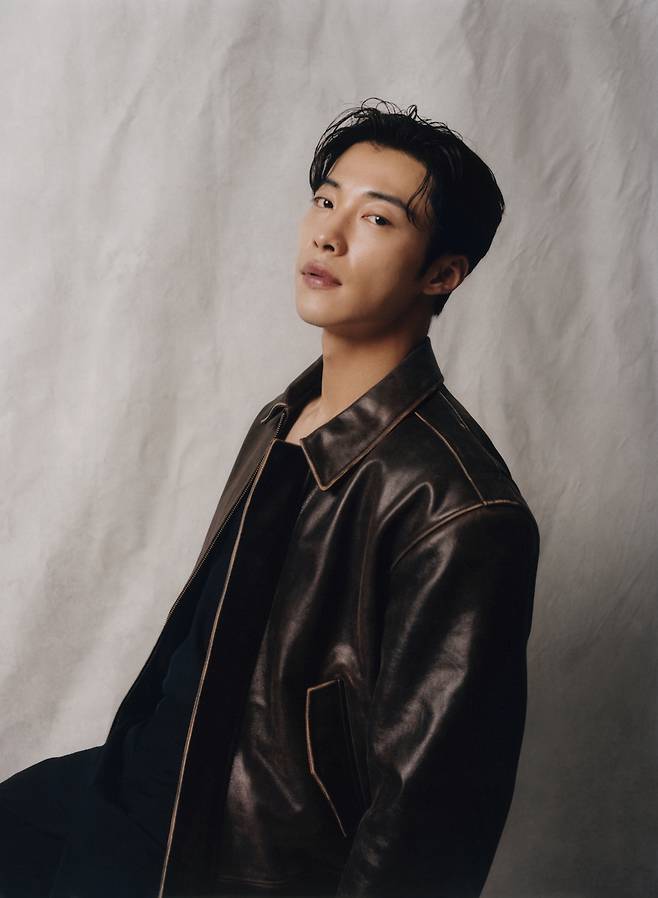 Interview 1)Hunting dogs Woo Do-hwan reveals his thoughts on actor Kim Sae-ron drunk driving wateryOn the morning of June 14, Woo Do-hwan met with Netflix Hunting dogs (playwright / director Kim Zhu Huan) in a cafe in Yeoksam-dong, Gangnam-gu, Seoul. ⁇  Hunting dogs released on the 9th is a Netflix series that depicts the story of two young men who are caught up in the world of private loan business, where money comes before human life, fighting for their lives against the forces of great evil.Woo Do-hwan turned into a fitness boxing prospect dry cow and formed a special romance chemistry with excellent action and this Shang Yi.Kim Sae-ron, who caused a watery accident in a drunk driving accident, also appeared in Hunting dogs. The production team tried to minimize the volume, not the whole editing.Woo Do-hwan said, It was like a bolt from the blue for my fellow actor Watery. I thought, I dont know what to do. The director said his eyes were white.I think Ive been overshadowed, he said. It seems to have been more coincidental because of the work. Woo Do-hwan said, I didnt want to see the director fall apart. I knew how hard I worked for this Spin-off. (I also) thought I shouldnt fall apart as the main character.I think I told you a lot not to worry because everyone thinks that when I say a hard tee or say it is big, he said.Woo Do-hwan, who worked with director Kim Zhu Huan through The Lion, said, Im like a lover, and expressed his affection, saying, They know that Spin-off with Lee is hard. They still have trust in each other.As for the evaluation that the story flow is cut off in the 7th and 8th parts taken after getting off Kim Sae-ron, I think I can not help but hang up. Everyone was worried about how to make it go well.I think its part of what we have to carry. Im going to hang up, but I think the bromance with Lee Shang Yi stood out more. I thought it was rather good because I got a service cut in Marine Corps pants, he said, showing a positive side.(Continued from Interview 3.