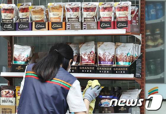 서울시내 한 편의점에서 아르바이트생이 매대를 정리하는 모습.ⓒ News1 조태형 기자