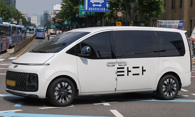 타다 금지법(여객자동차운수사업법 개정안)으로 인해 경영난을 겪던 타다 운영사 VCNC가 인력을 절반으로 줄이는 구조조정에 들어선 15일 서울 종로구 광화문 광장 인근에서 타다 차량이 주행을 하고 있다. 최상수 기자