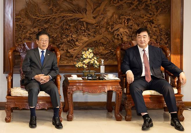 이재명 더불어민주당 대표가 2023년 6월 8일 저녁 서울 성북구 중국대사관저에서 싱하이밍 주한중국대사를 예방해 공손한 자세로 인사말을 하고 있다./뉴시스