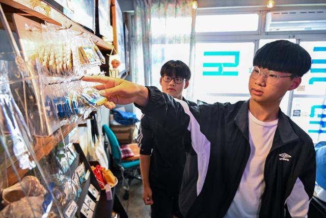 8일 경북 울릉군 저동항 근처 독도문방구에서 젊은 관광객이 기념품을 고르고 있다. 울릉=최주연 기자