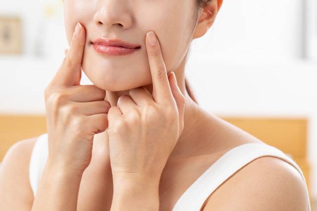입 꼬리 한 쪽을 위로 끌어당긴 뒤 5~10초간 유지하는 스트레칭은 주름 예방에 효과적이다./사진=클립아트코리아