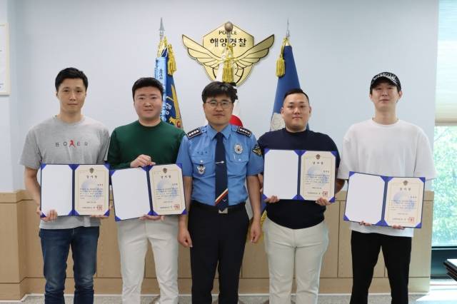 속초해양경찰서는 16일 바다에 빠진 사람을 구하는데 도움을 준 시민 영웅 4명에게 감사장을 전달했다. 속초해경, 해상 익수자 구조 도왔던 숨은 시민영웅 4명 찾아 감사장을 전달하다. 왼쪽부터 임욱진·김윤현씨, 김시범 속초해양경찰서장, 권문섭·최용정씨. 속초해양경찰서 제공