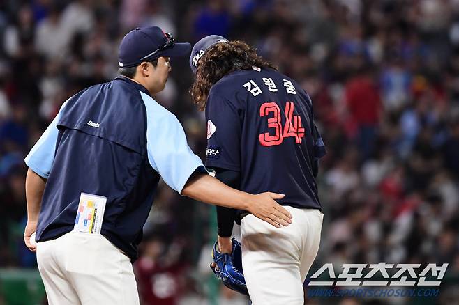 17일 인천 SSG랜더스필드에서 KBO리그 SSG와 롯데의 경기가 열렸다. 8회 2사 만루에서 역전을 허용한 김원중. 인천=송정헌 기자songs@sportschosun.com/2023.06.17/