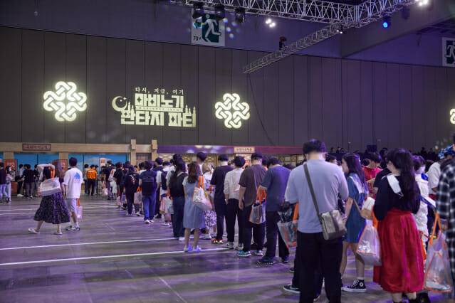 체험존을 기다리는 이용자들