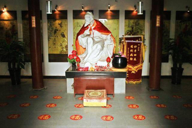 보저우 화조암의 화타 조각상. ⓒ최종명