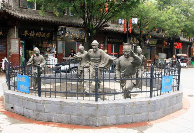 보저우 라오제 거리의 오금희 조각상. ⓒ최종명